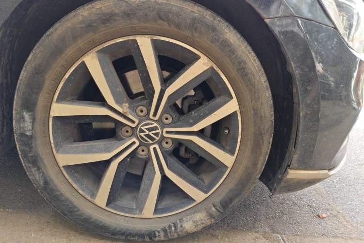Used Volkswagen Magotan 2020 280TSI DSG Comfort Edition Right Front Wheel Hub