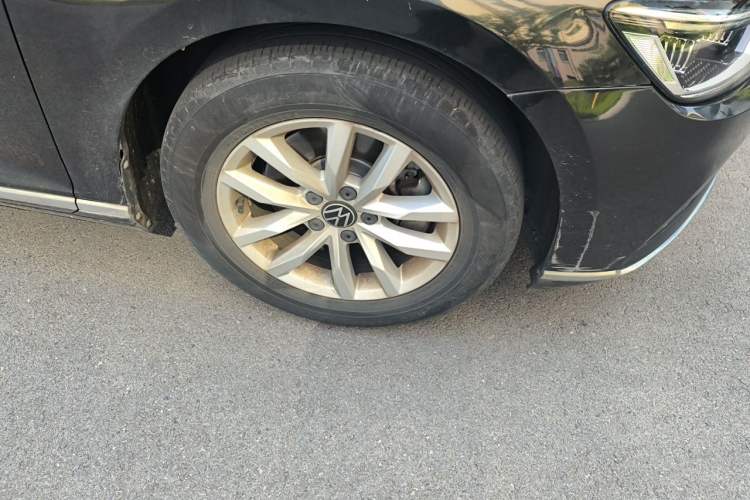 Used Volkswagen Magotan 2020 280TSI DSG Comfort Edition Right Front Wheel Hub