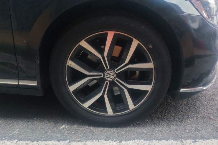 Used Volkswagen Magotan 2020 330TSI DSG Leading Model Right Front Wheel Hub