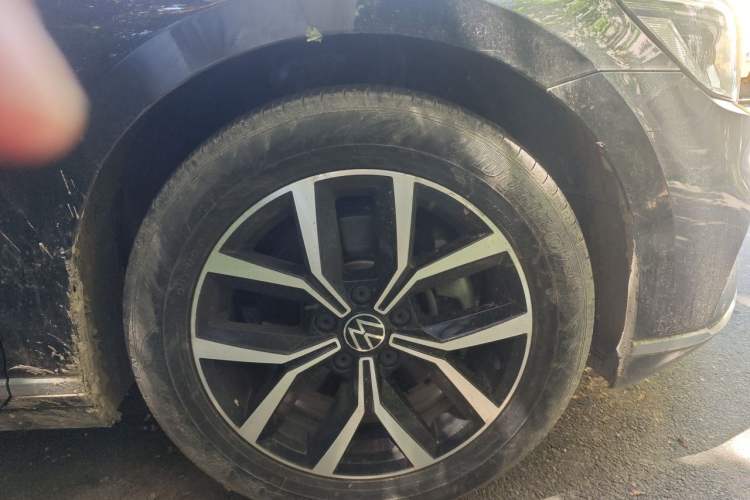 Used Volkswagen Magotan 2020 280TSI DSG Comfort Edition Right Front Wheel Hub