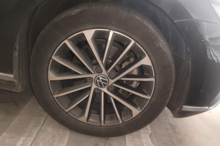Used Volkswagen Magotan 2020 330TSI DSG Luxury Edition Right Front Wheel Hub