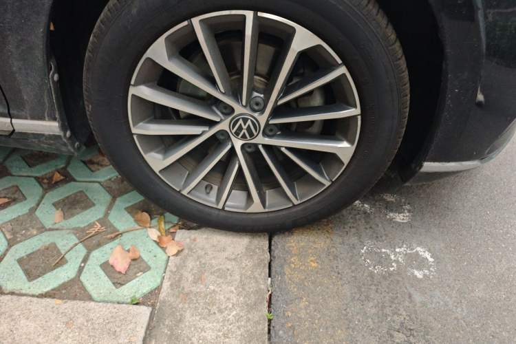 Used Volkswagen Magotan 2020 330TSI DSG Luxury Edition Right Front Wheel Hub
