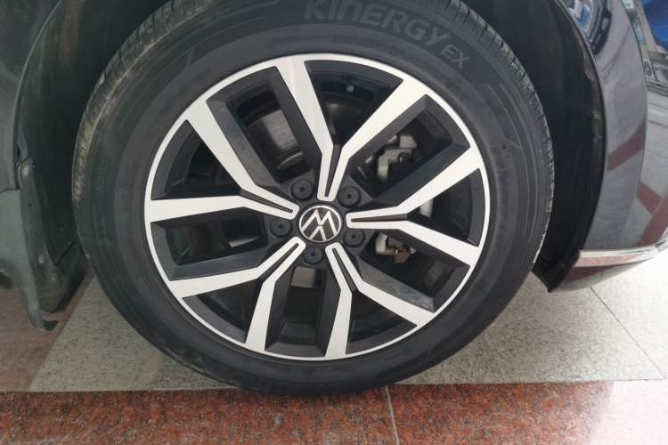 Used Volkswagen Magotan 2020 280TSI DSG Comfort Edition Right Front Wheel Hub