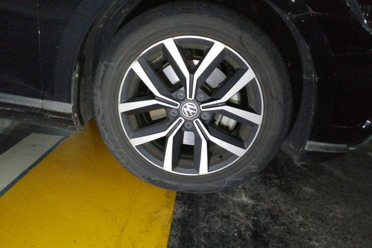 Used Volkswagen Magotan 2020 330TSI DSG Leading Model Right Front Wheel Hub