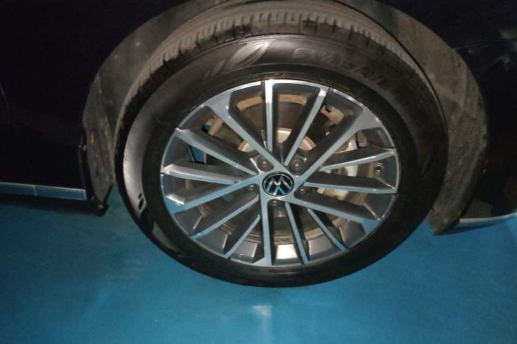 Used Volkswagen Magotan 2020 330TSI DSG Luxury Edition Right Front Wheel Hub