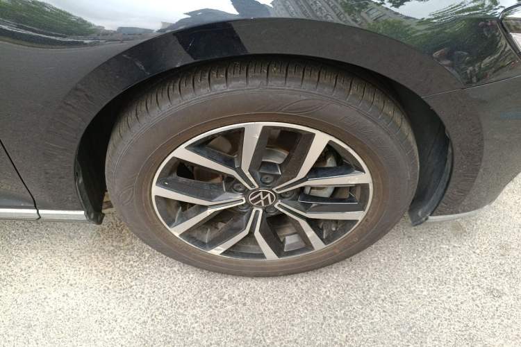 Used Volkswagen Magotan 2020 330TSI DSG Leading Model Right Front Wheel Hub