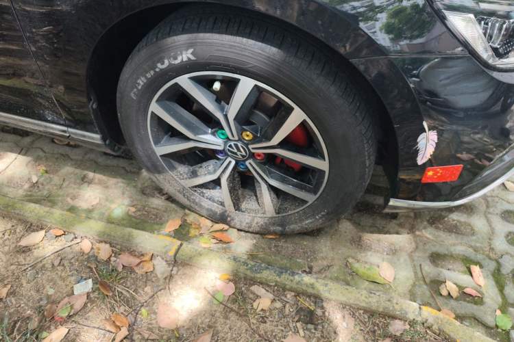 Used Volkswagen Magotan 2020 280TSI DSG Comfort Edition Right Front Wheel Hub