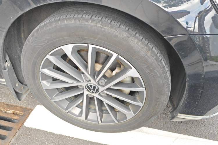 Used Volkswagen Magotan 2020 330TSI DSG Leading Model Right Front Wheel Hub