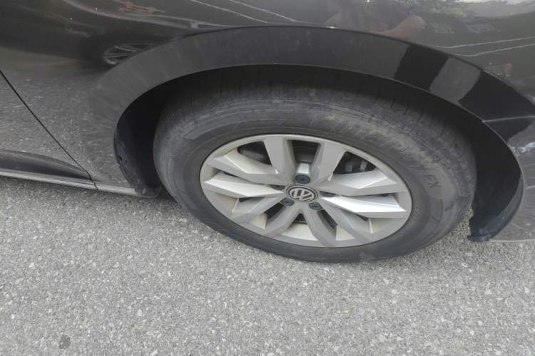 Used Volkswagen Magotan 2020 280TSI DSG Comfort Edition Right Front Wheel Hub
