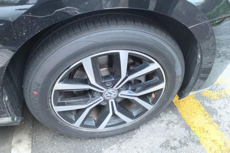 Used Volkswagen Magotan 2020 330TSI DSG Leading Model Right Front Wheel Hub