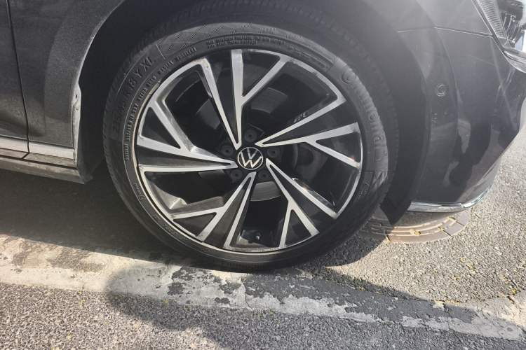 Used Volkswagen Magotan 2020 380TSI DSG Prestige Edition Right Front Wheel Hub