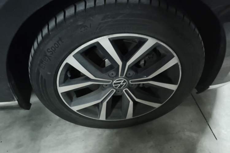 Used Volkswagen Magotan 2020 330TSI DSG Leading Model Right Front Wheel Hub