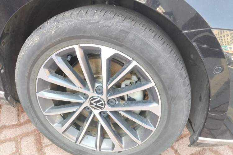 Used Volkswagen Magotan 2020 380TSI DSG Luxury Version Right Front Wheel Hub