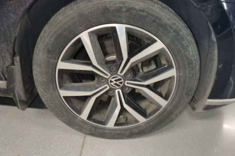 Used Volkswagen Magotan 2020 330TSI DSG Leading Model Right Front Wheel Hub