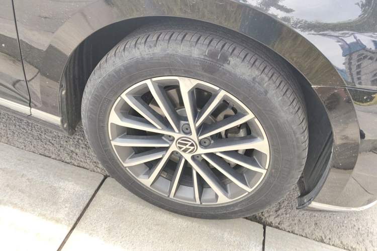 Used Volkswagen Magotan 2020 330TSI DSG Luxury Edition Right Front Wheel Hub