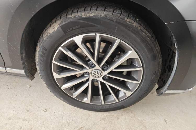 Used Volkswagen Magotan 2020 330TSI DSG Luxury Edition Right Front Wheel Hub