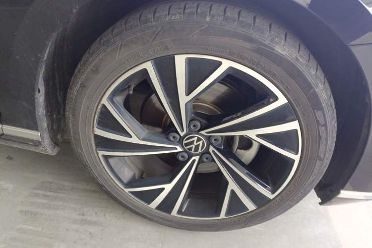 Used Volkswagen Magotan 2020 330TSI DSG Luxury Edition Right Front Wheel Hub