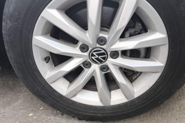 Used Volkswagen Magotan 2020 280TSI DSG Comfort Edition Right Front Wheel Hub