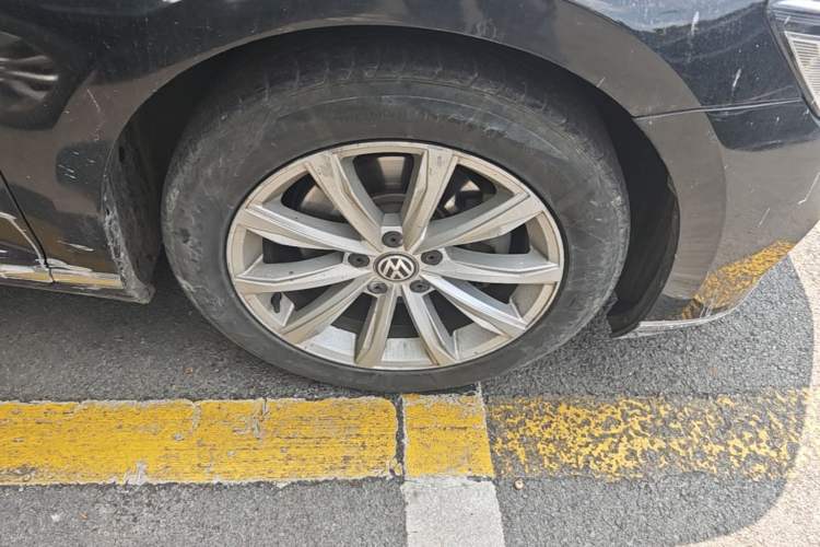 Used Volkswagen Magotan 2020 280TSI DSG Comfort Edition Right Front Wheel Hub
