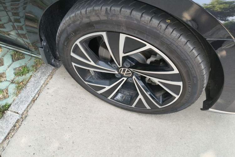Used Volkswagen Magotan 2020 330TSI DSG Luxury Edition Right Front Wheel Hub