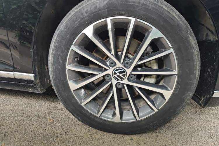 Used Volkswagen Magotan 2020 380TSI DSG Luxury Version Right Front Wheel Hub