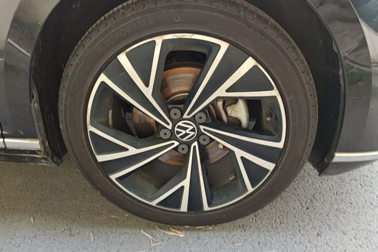Used Volkswagen Magotan 2020 330TSI DSG Luxury Edition Right Front Wheel Hub