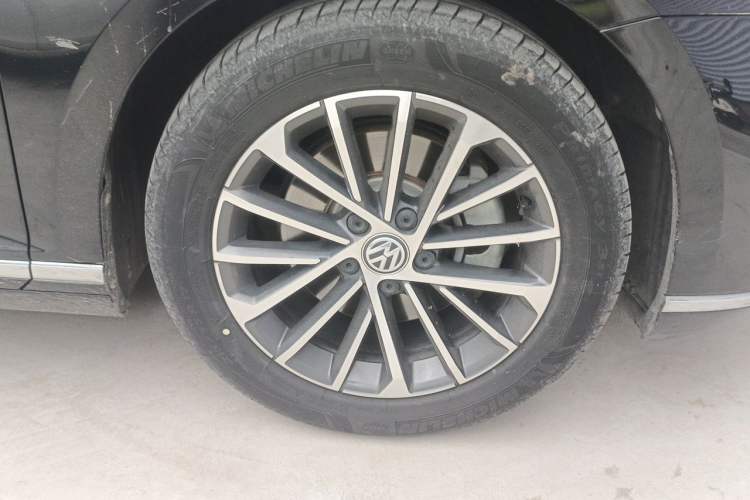 Used Volkswagen Magotan 2020 330TSI DSG Luxury Edition Right Front Wheel Hub