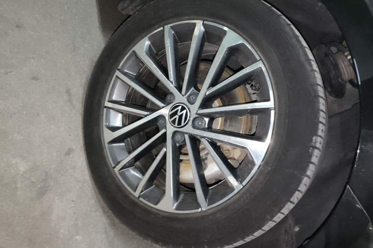 Used Volkswagen Magotan 2020 330TSI DSG Luxury Edition Right Front Wheel Hub
