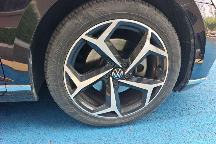 Used Volkswagen Magotan 2020 280TSI DSG Comfort Edition Right Front Wheel Hub