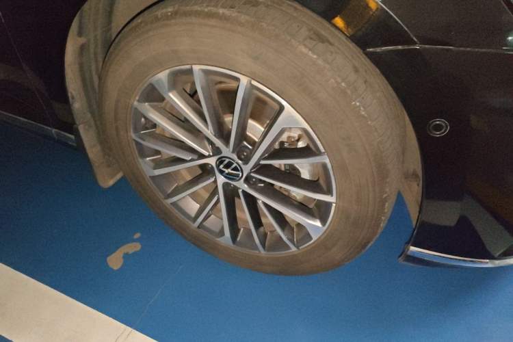 Used Volkswagen Magotan 2020 380TSI DSG Luxury Version Right Front Wheel Hub