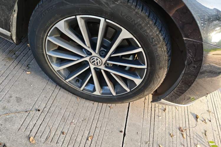 Used Volkswagen Magotan 2020 380TSI DSG Luxury Version Right Front Wheel Hub