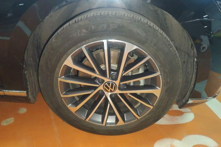 Used Volkswagen Magotan 2020 380TSI DSG Luxury Version Right Front Wheel Hub
