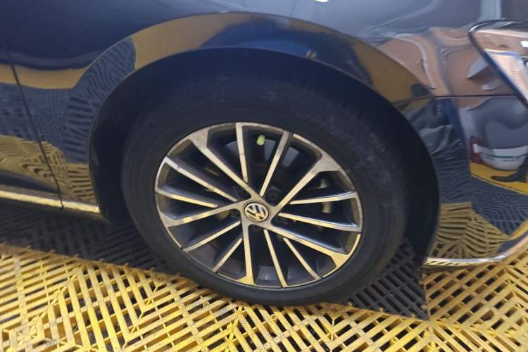 Used Volkswagen Magotan 2020 330TSI DSG Luxury Edition Right Front Wheel Hub