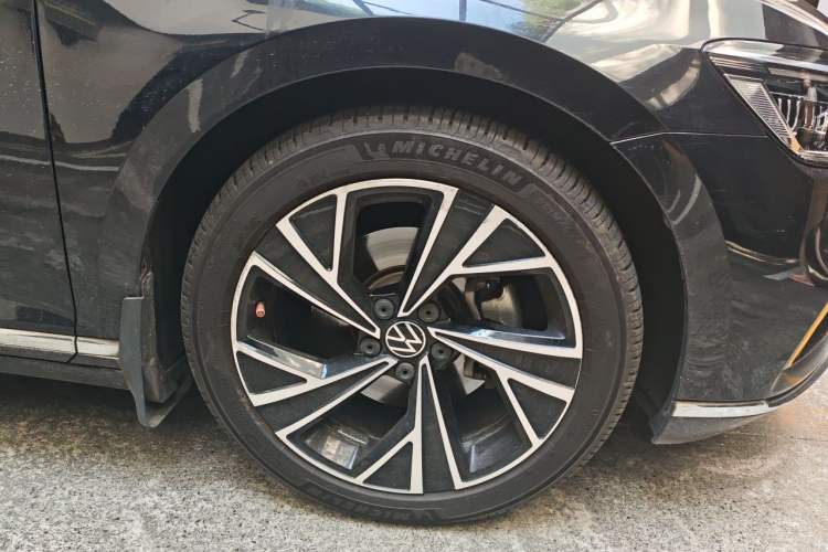 Used Volkswagen Magotan 2020 330TSI DSG Leading Model Right Front Wheel Hub