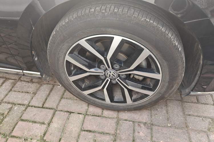 Used Volkswagen Magotan 2020 280TSI DSG Comfort Edition Right Front Wheel Hub