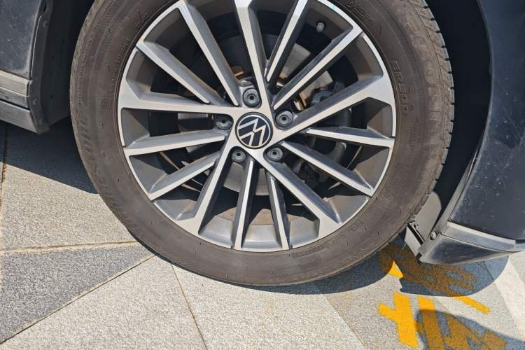 Used Volkswagen Magotan 2020 330TSI DSG Luxury Edition Right Front Wheel Hub
