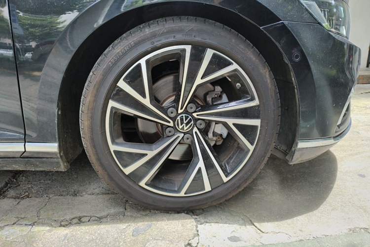 Used Volkswagen Magotan 2020 330TSI DSG Luxury Edition Right Front Wheel Hub