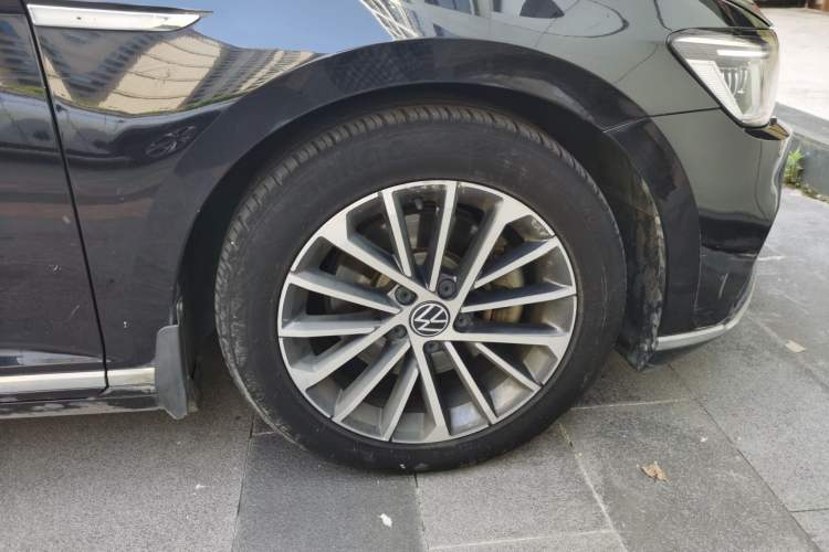 Used Volkswagen Magotan 2020 330TSI DSG Luxury Edition Right Front Wheel Hub