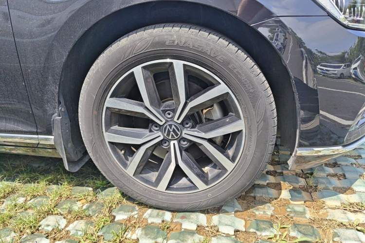 Used Volkswagen Magotan 2020 280TSI DSG Comfort Edition Right Front Wheel Hub