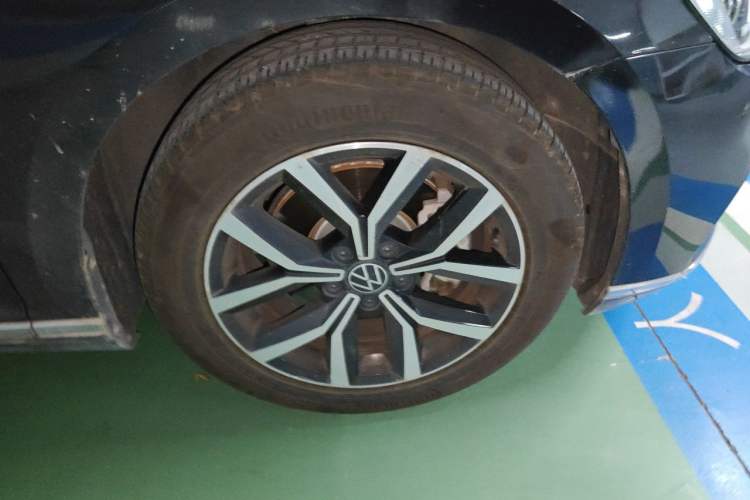 Used Volkswagen Magotan 2020 330TSI DSG Leading Model Right Front Wheel Hub