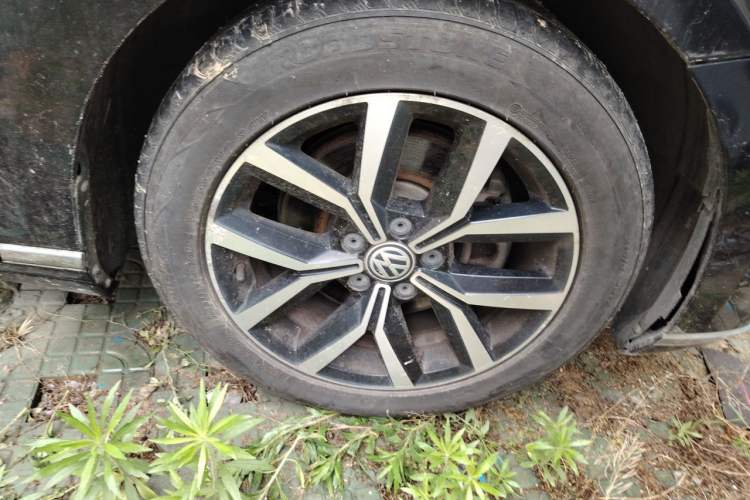 Used Volkswagen Magotan 2020 330TSI DSG Leading Model Right Front Wheel Hub