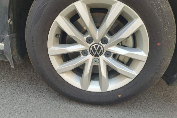 Used Volkswagen Magotan 2020 280TSI DSG Comfort Edition Right Front Wheel Hub