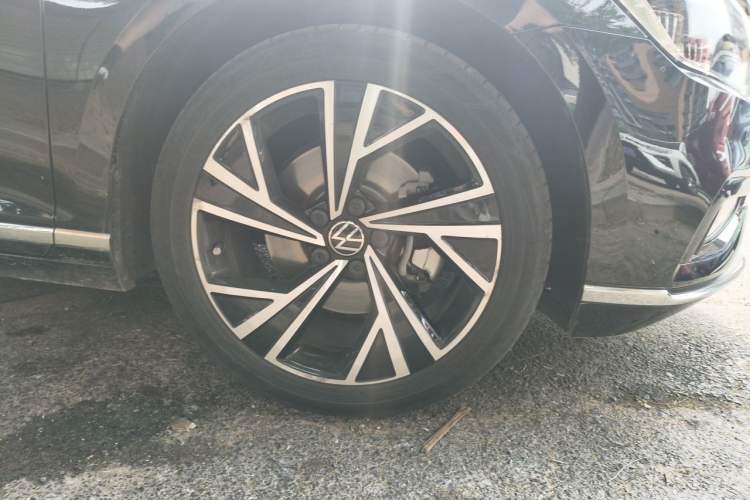 Used Volkswagen Magotan 2020 330TSI DSG Luxury Edition Right Front Wheel Hub