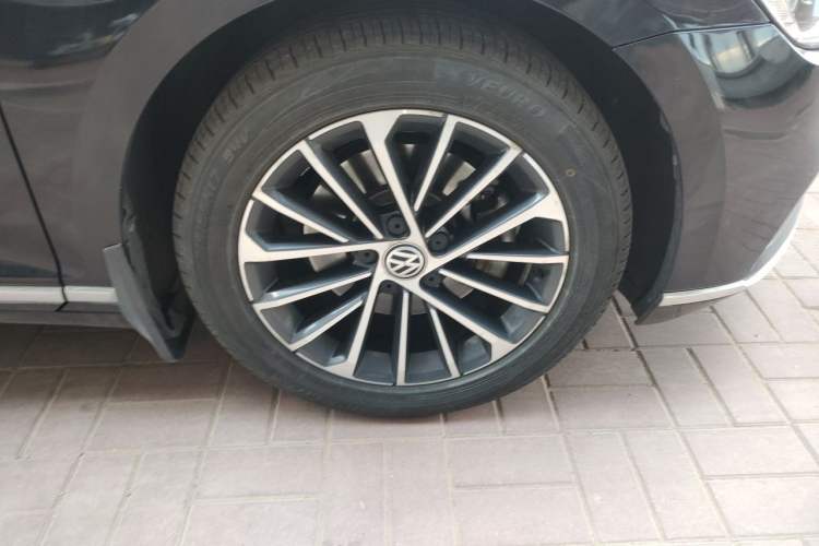 Used Volkswagen Magotan 2020 330TSI DSG Luxury Edition Right Front Wheel Hub