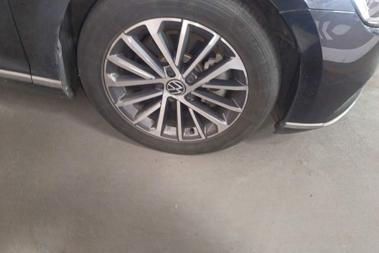 Used Volkswagen Magotan 2020 330TSI DSG Luxury Edition Right Front Wheel Hub