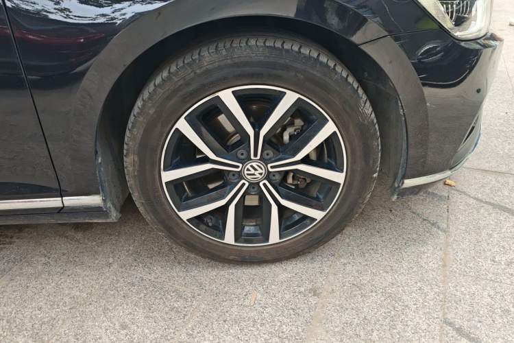 Used Volkswagen Magotan 2020 330TSI DSG Leading Model Right Front Wheel Hub