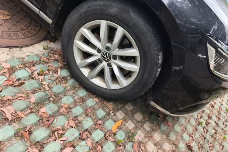 Used Volkswagen Magotan 2020 280TSI DSG Comfort Edition Right Front Wheel Hub