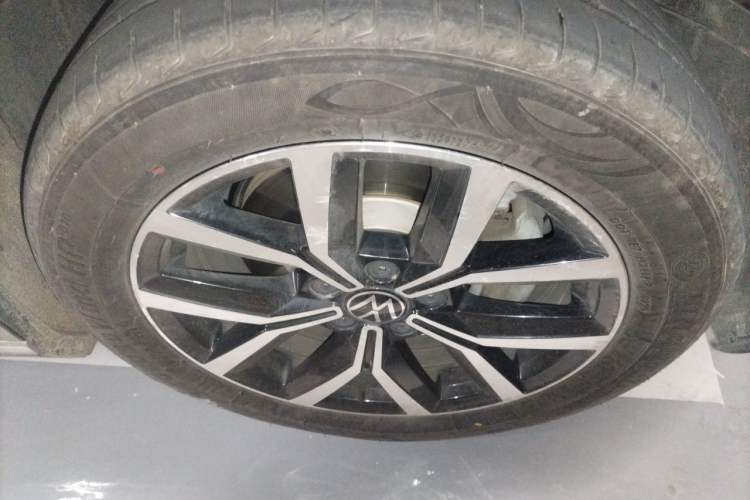 Used Volkswagen Magotan 2020 280TSI DSG Comfort Edition Right Front Wheel Hub