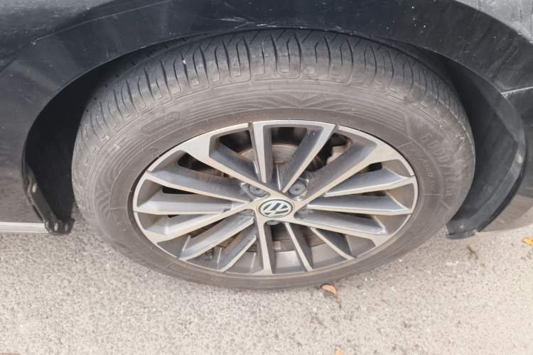 Used Volkswagen Magotan 2020 380TSI DSG Luxury Version Right Front Wheel Hub