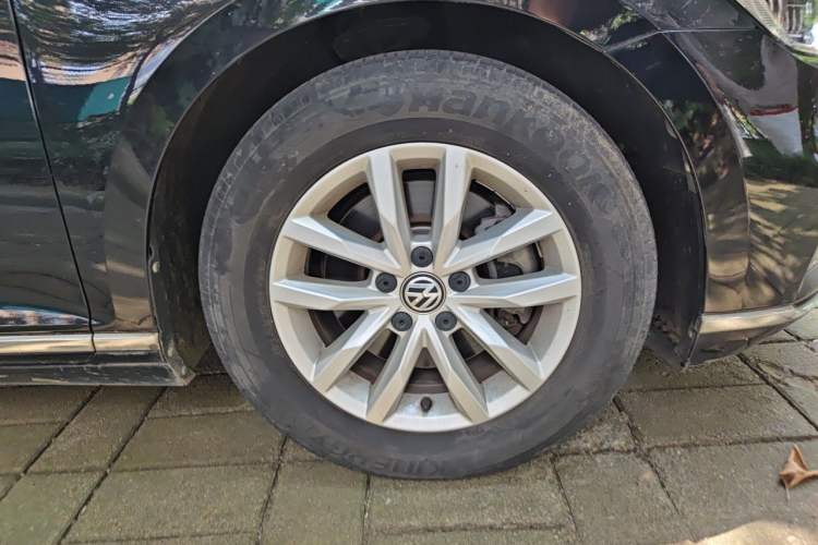 Used Volkswagen Magotan 2020 280TSI DSG Comfort Edition Right Front Wheel Hub